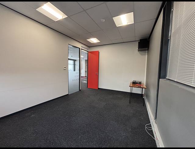 156M² OFFICE TO LET IN DURBANVILLE CENTRAL